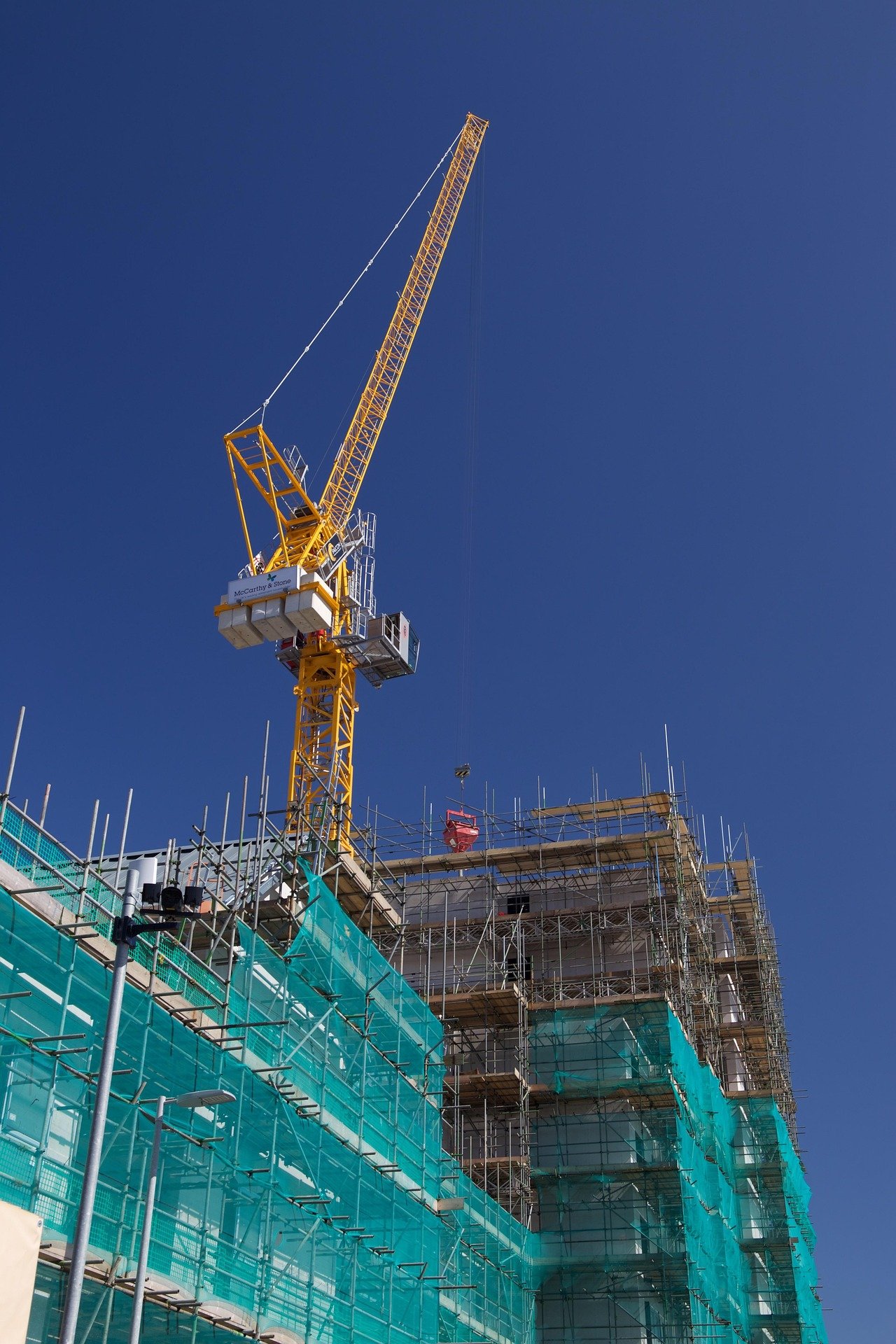 Grúa y andamios en un edificio en construcción