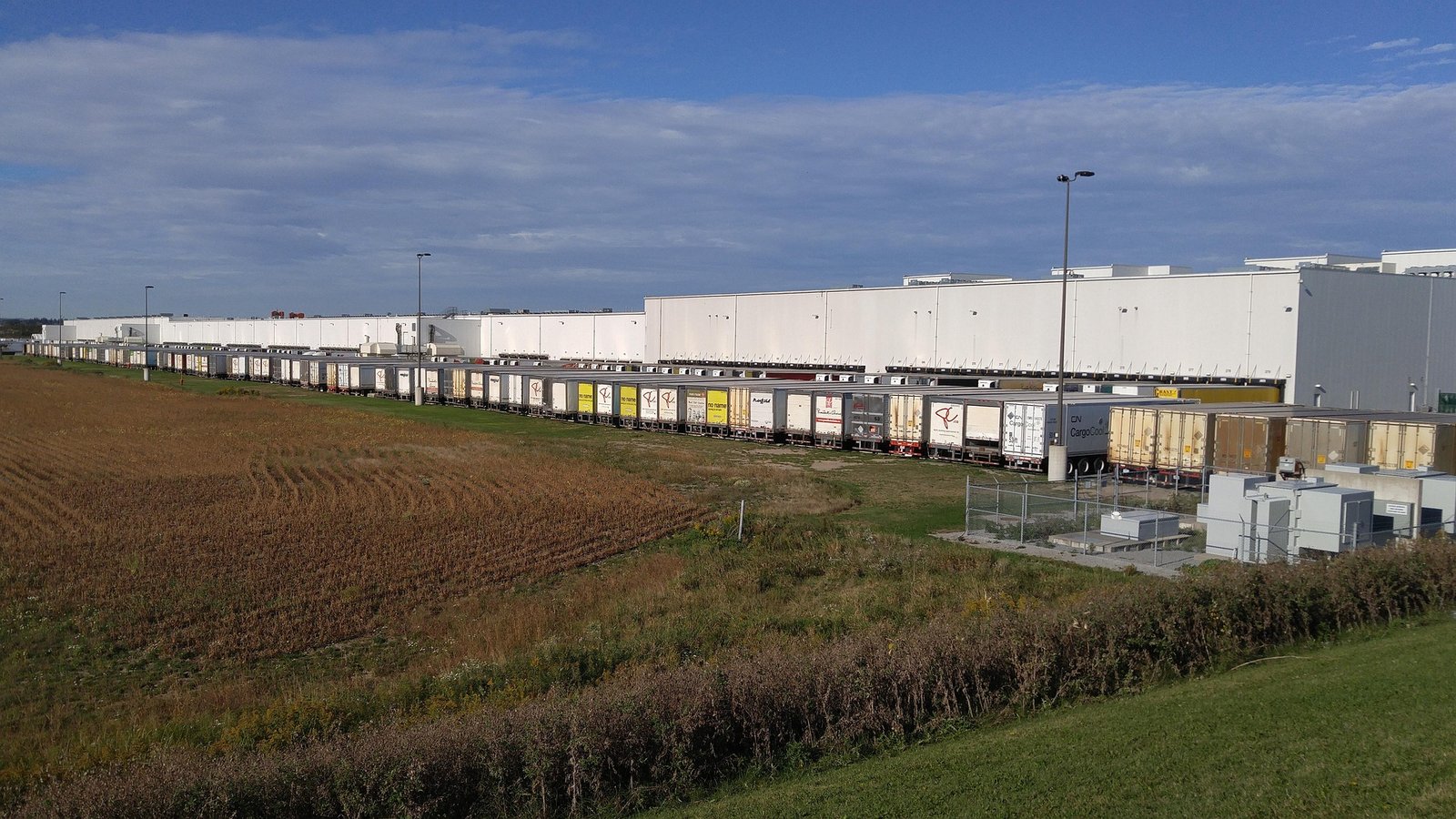 Bodega de distribución con camiones de flotilla