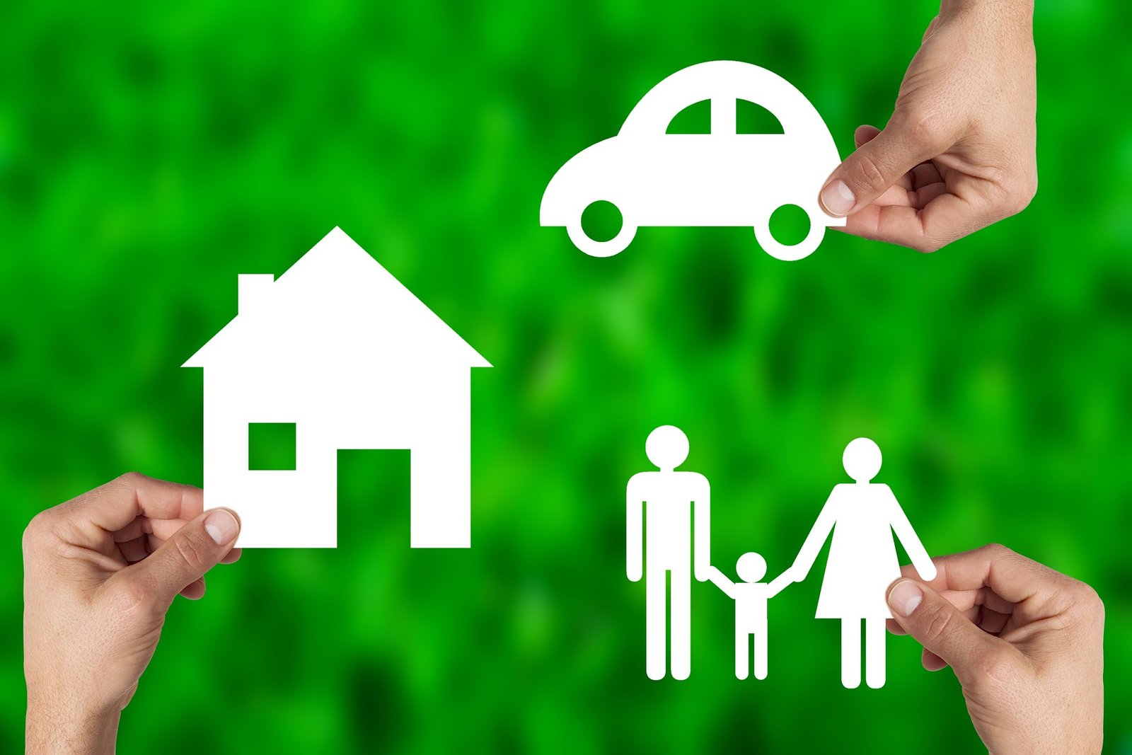 Familia revisando sus finanzas del hogar, coche y crédito hipotecario