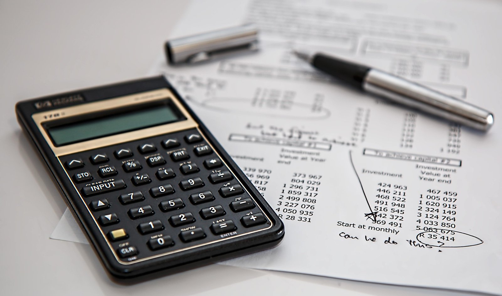 Calculadora y hoja de cálculo financiero, representando la planeación de una póliza