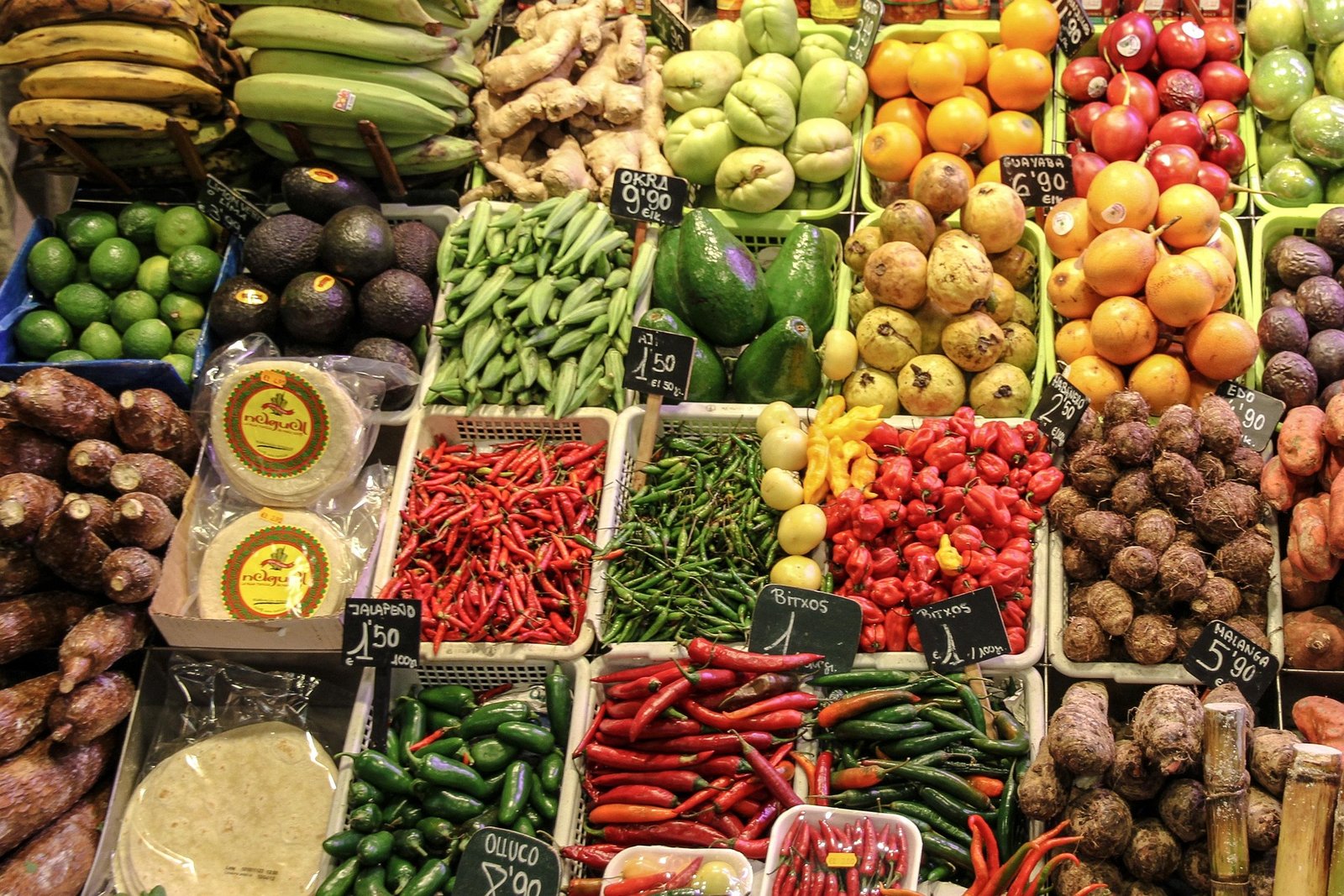Puesto de frutas y verduras frescas
