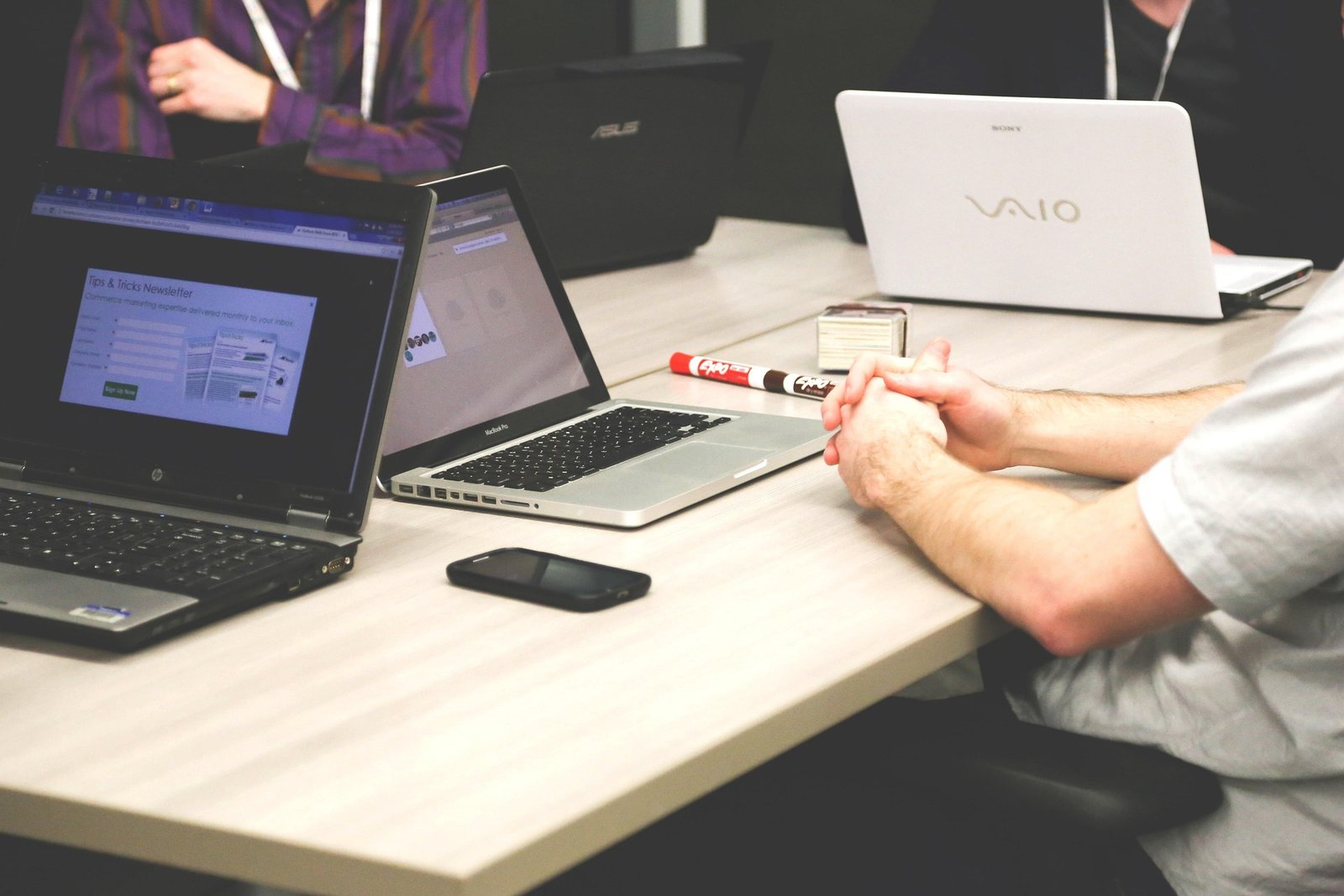 Equipo de trabajo en una reunión de negocios, revisando información en una laptop